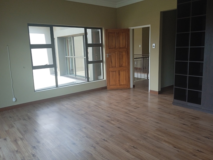 To Let 5 Bedroom Property for Rent in Xanadu North West